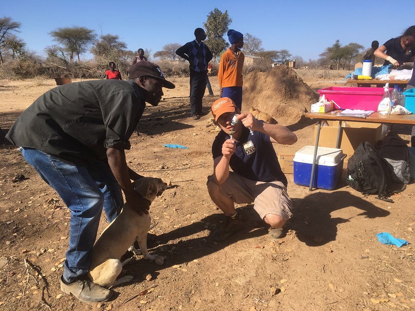 Clive  Munns drawing up premeds small.jpg